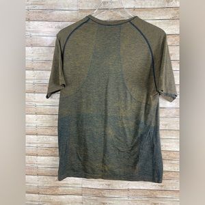 Lululemon mental vent shirt size large. Dark yellow/ brown black sZ Large